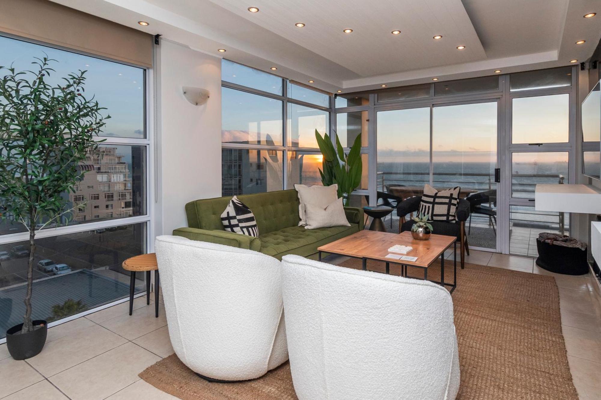 Stylish Sunlit Ocean View Oasis! Apartment