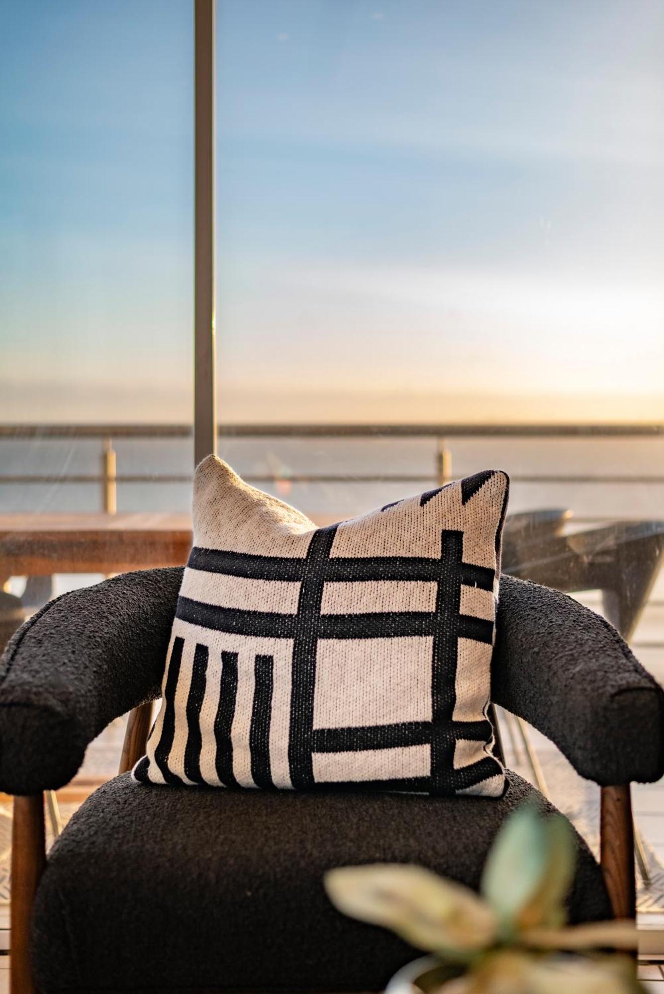 Stylish Sunlit Ocean View Oasis! Kapstadt