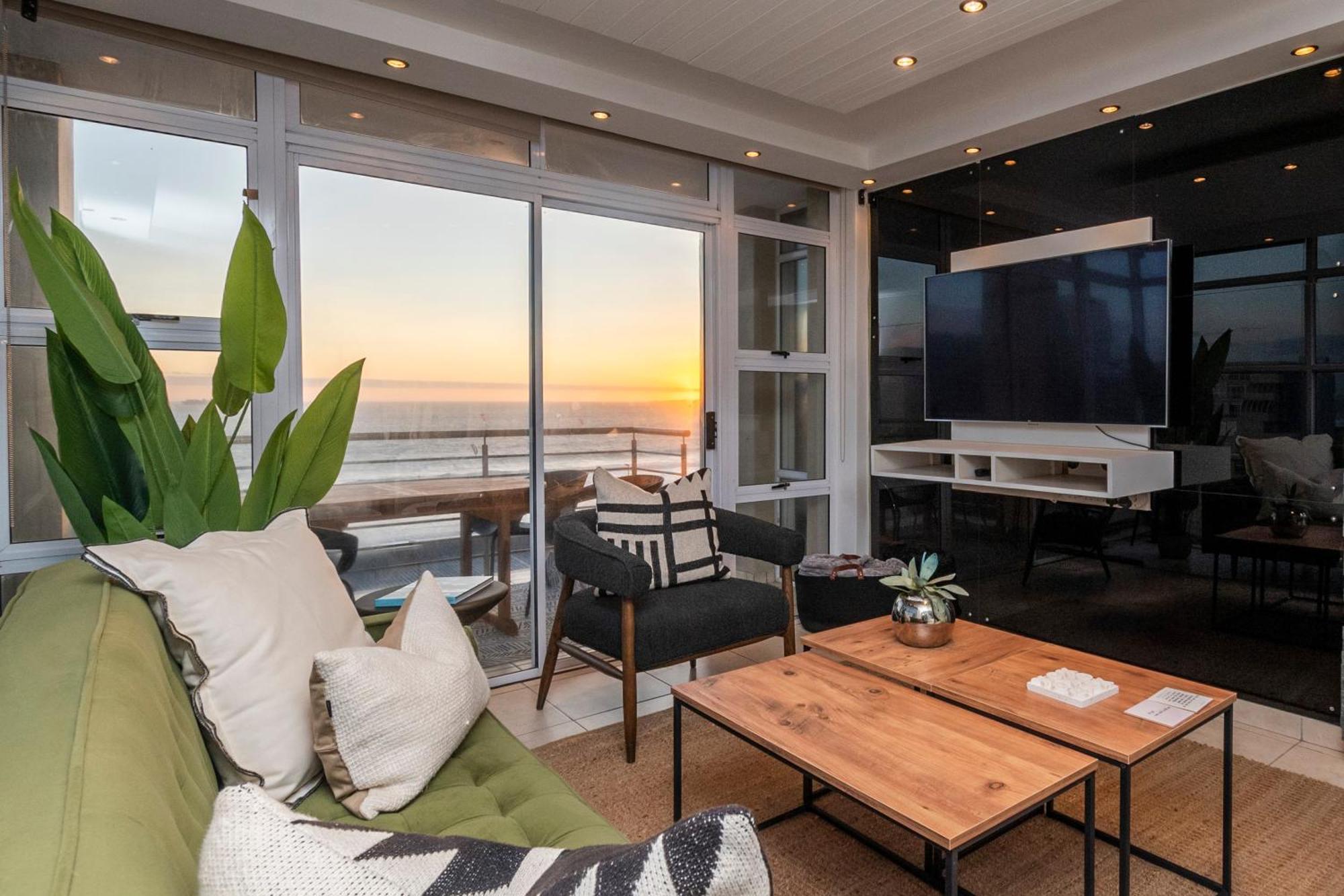 Stylish Sunlit Ocean View Oasis! Apartment