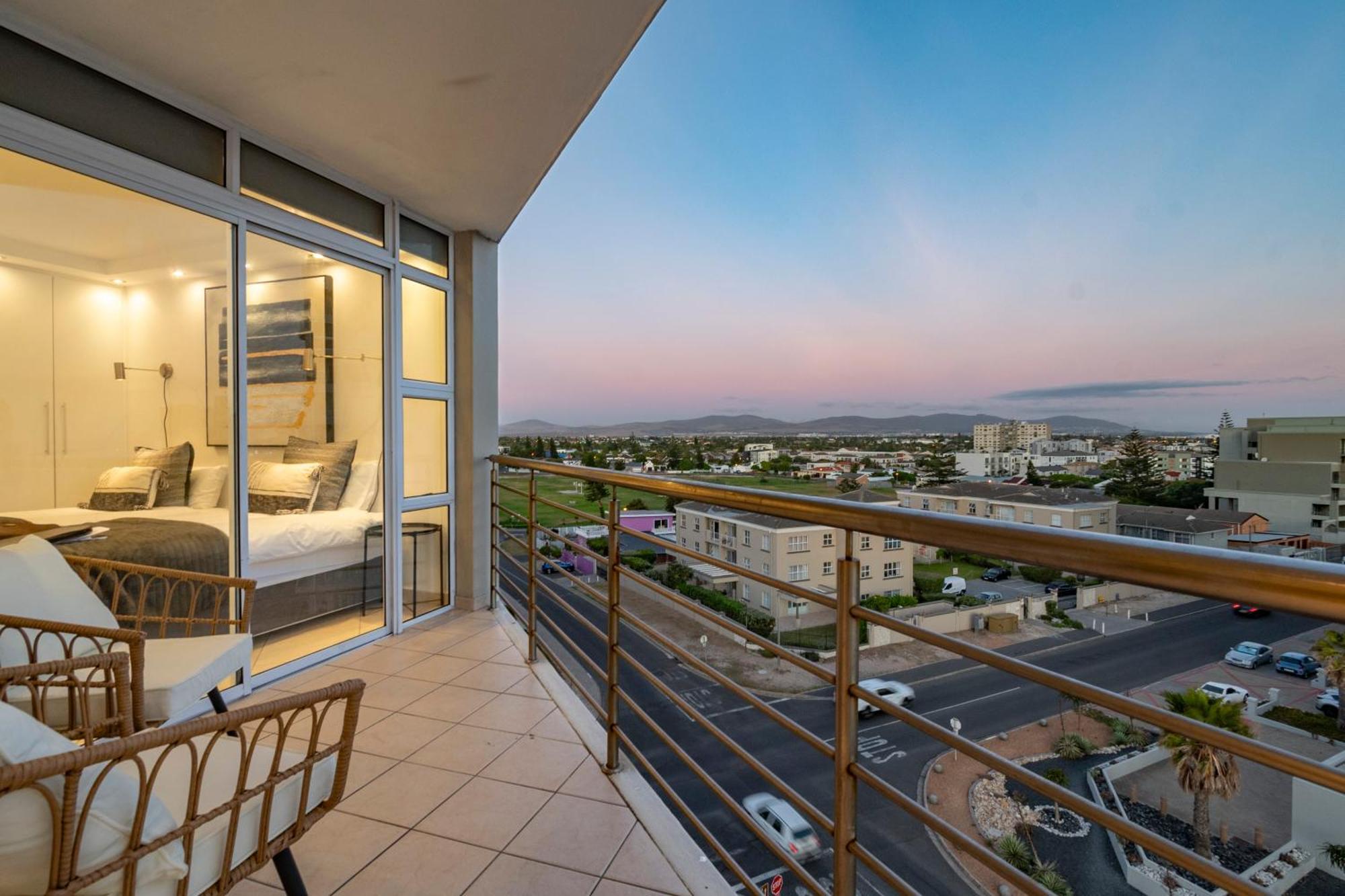 Stylish Sunlit Ocean View Oasis! Kapstadt